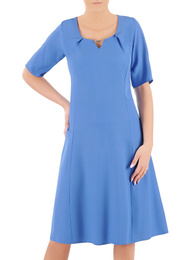 Sukienka letnia plus size, niebieska kreacja z ozdobnym dekoltem 37901